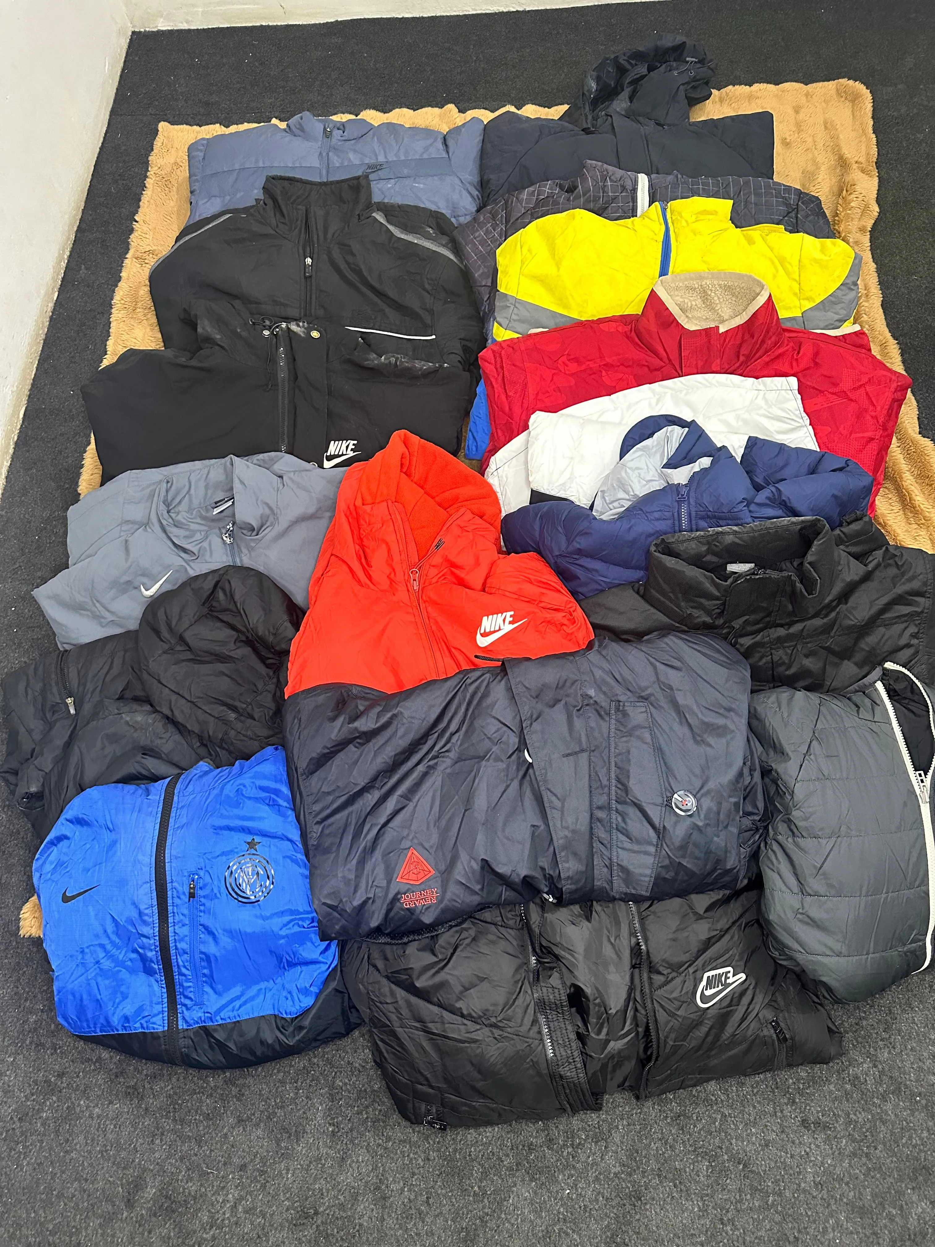 Nike Jackets - Medium to XL 16 PCS - TFP/1026