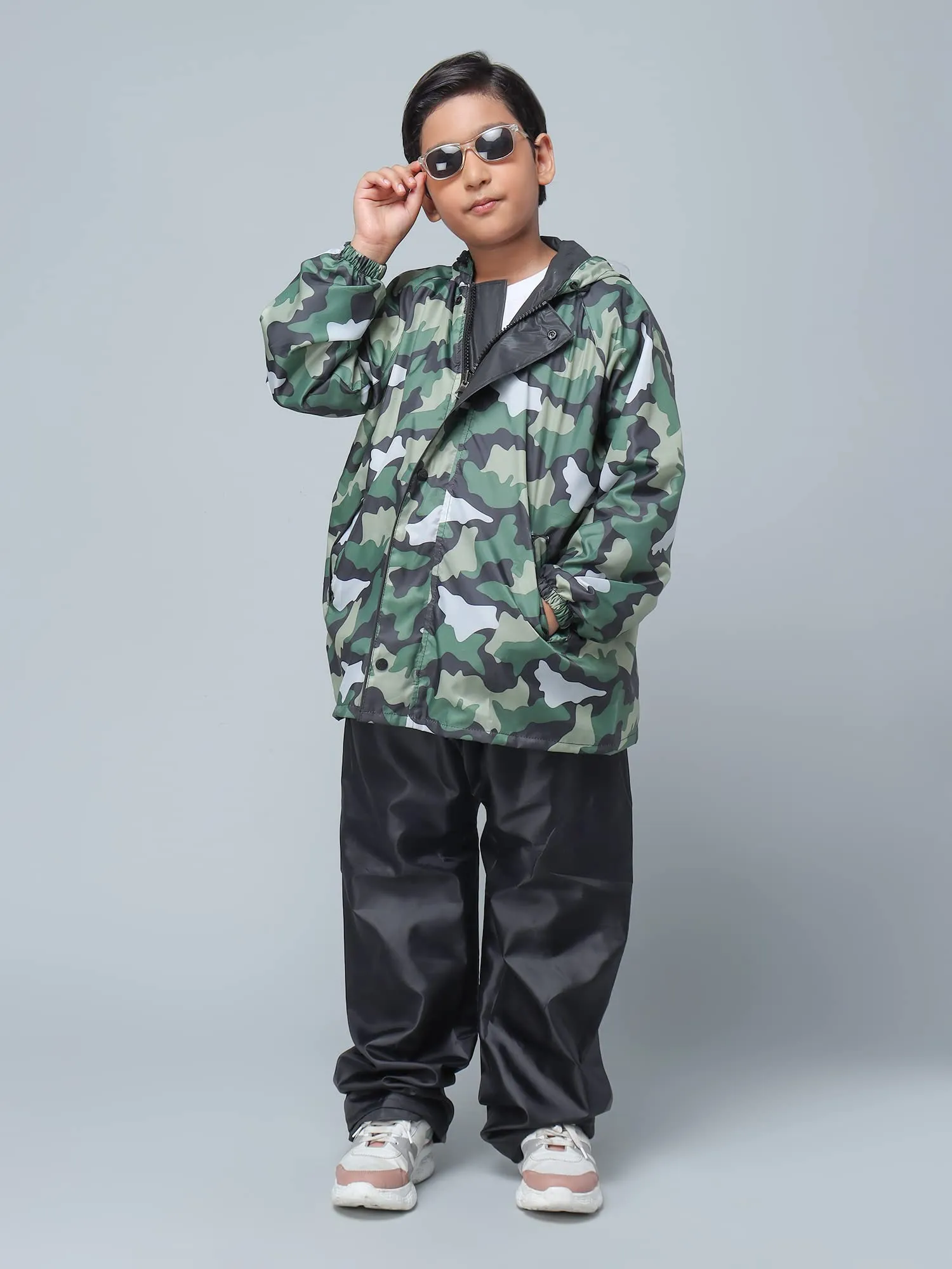 STRAUSS THE CLOWNFISH Comrad Series Kid's Waterproof Nylon Double Coating Reversible Raincoat with Hood and Reflector Logo at Back. Set of Top&Bottom. Printed Pouch Age-8-10 years (Green Camo)